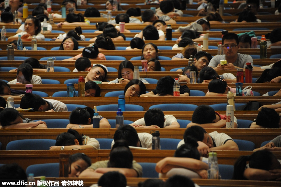 3,000 students attend pre-exam session in huge hall