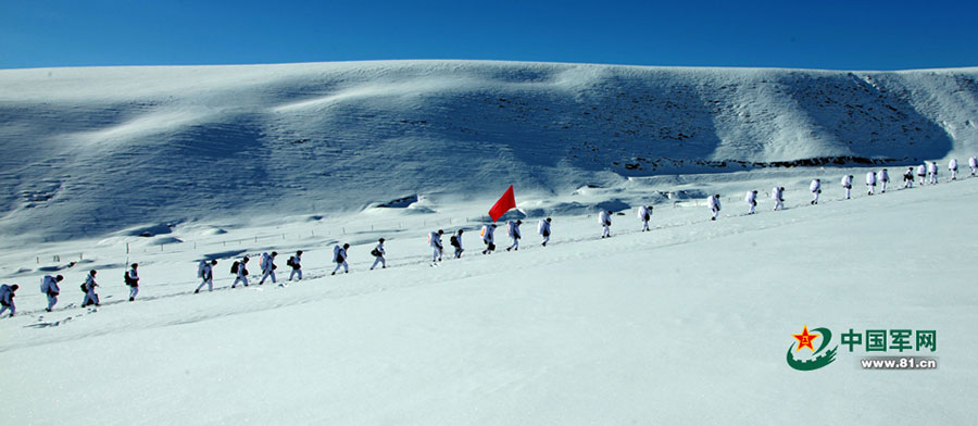 PLA soldiers brave blizzard in NE China