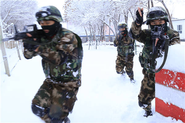 Border defense soldiers attend training in heavy snow in Xinjiang