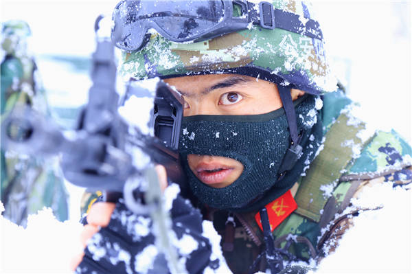 Border defense soldiers attend training in heavy snow in Xinjiang