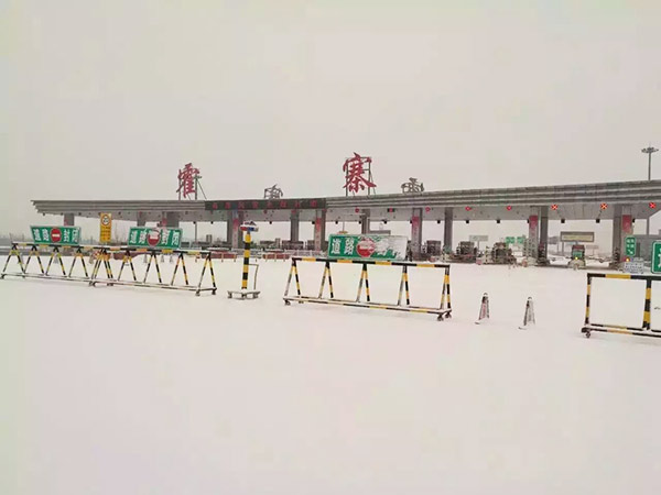 In Hebei, workers' way blocked by snow