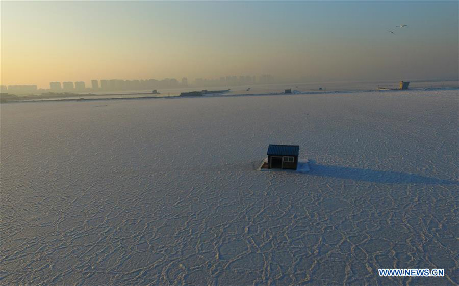 Sea ice traps boats as cold wave sweeps across East China