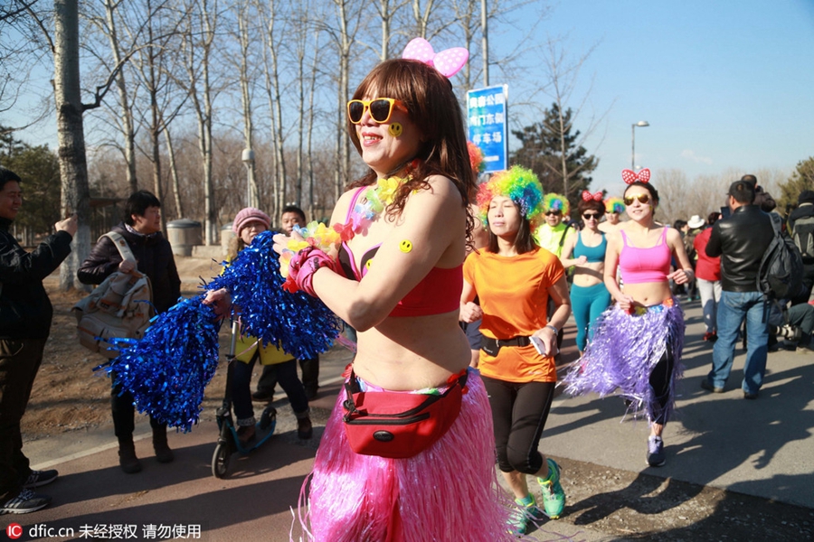 Runners take part in Beijing 'naked run'