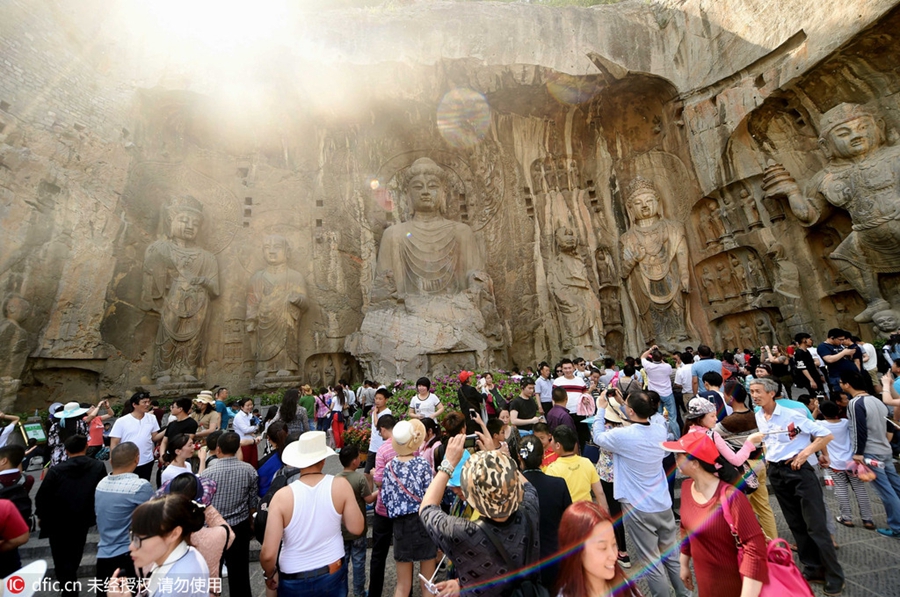 May Day tourism spikes at China's tourist spots