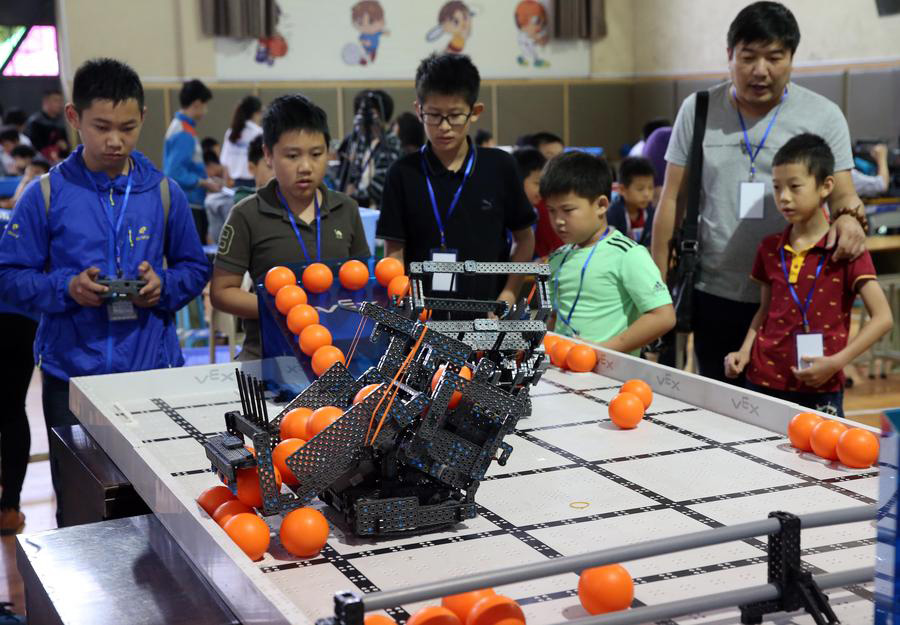 About 400 students participate in robot competition in Guilin