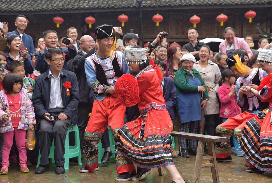 Dozen of couples participate in group wedding ceremony in SW China