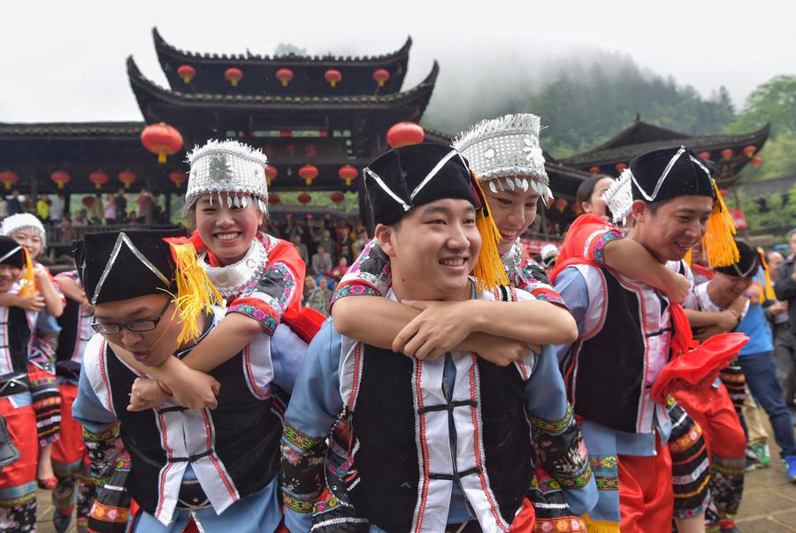 Dozen of couples participate in group wedding ceremony in SW China