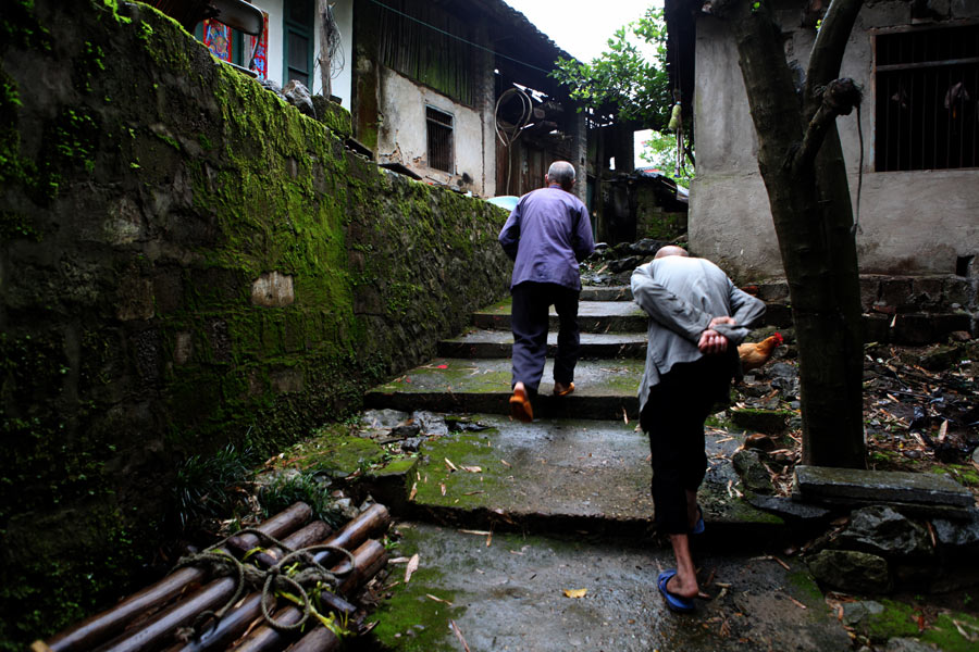 Stars of Lijiang River: Elderly brothers with white beards