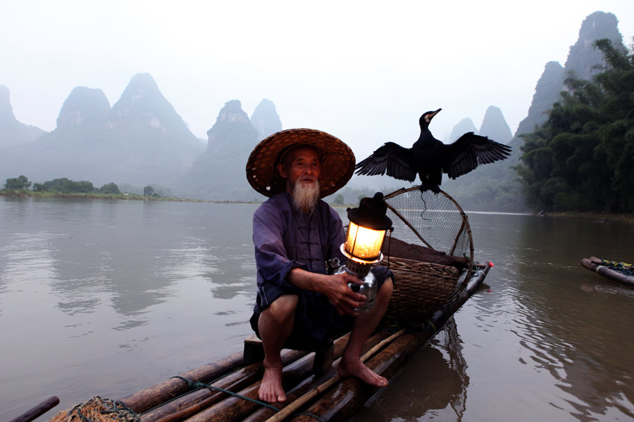 Stars of Lijiang River: Elderly brothers with white beards