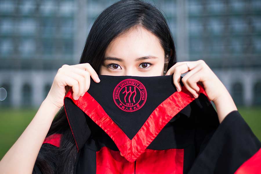 Graduation photos a hit on WeChat
