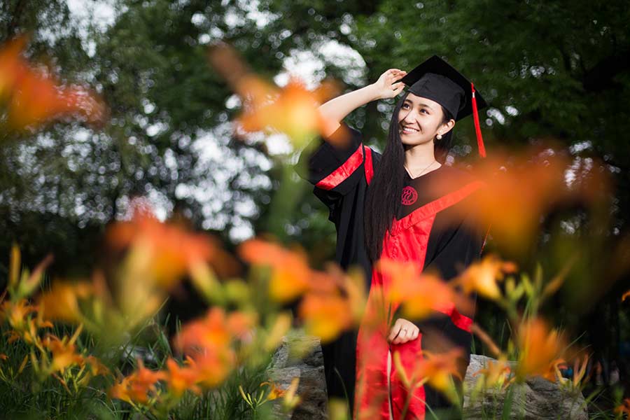 Graduation photos a hit on WeChat