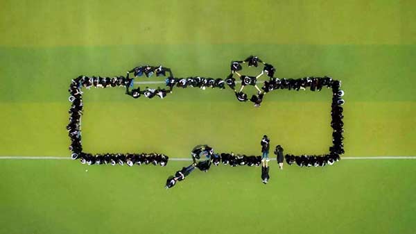 Jilin students celebrate graduation in creative way