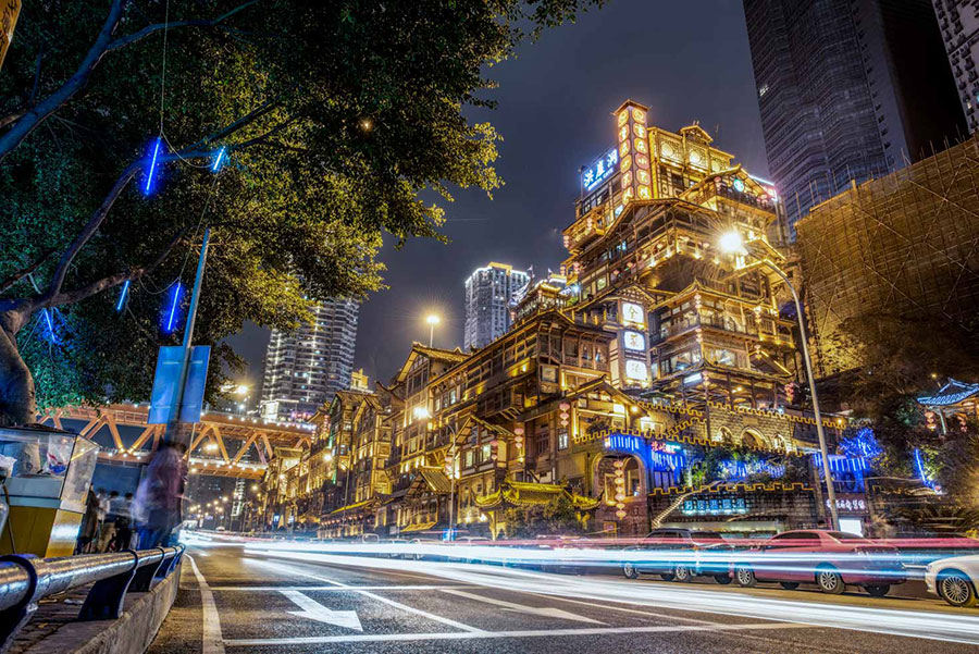 University student captures magical night view of Chongqing