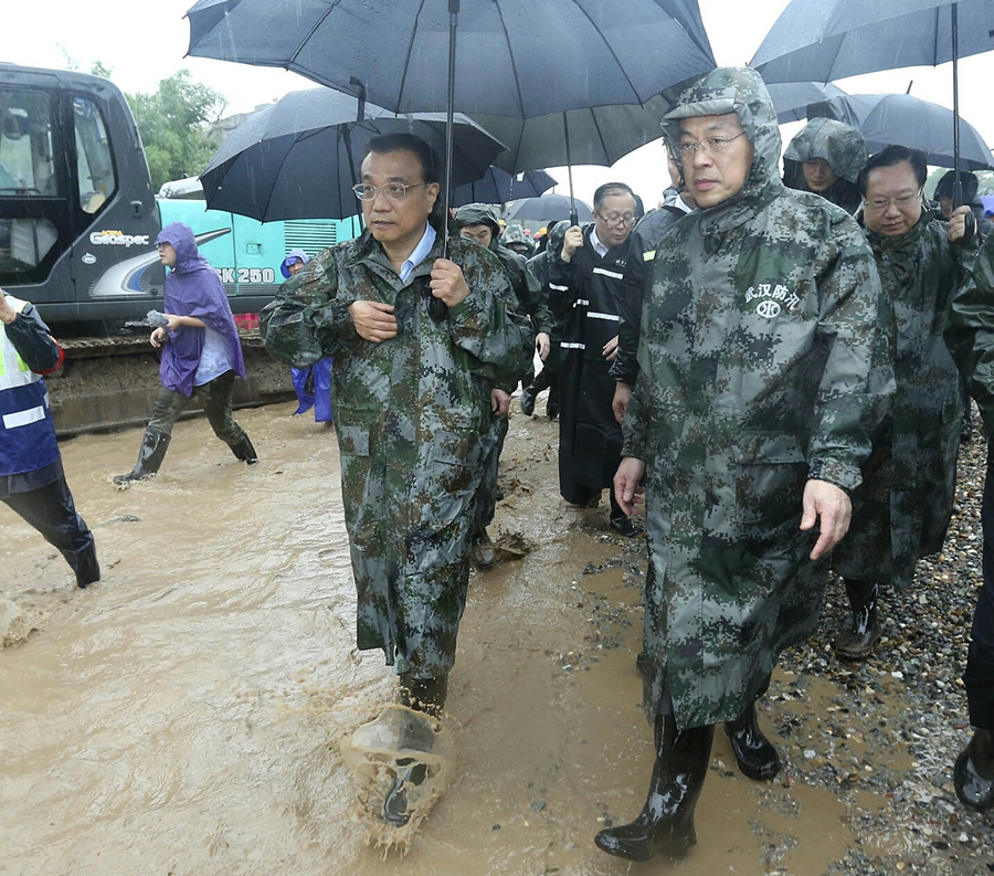 Premier Li visits flood-hit Wuhan