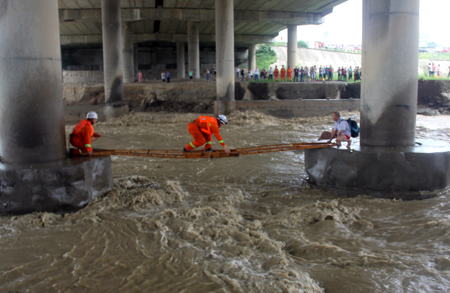 On the front lines of China's flood battle