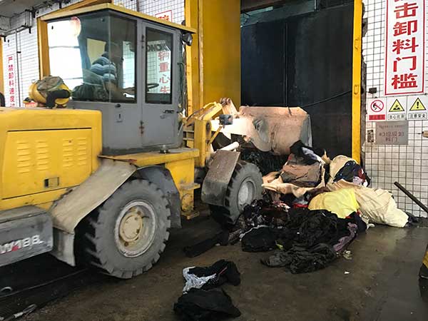 Shenzhen Customs seizes tons of smuggled old clothes