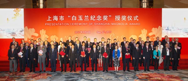 50 foreigners receive Magnolia Silver Award in Shanghai