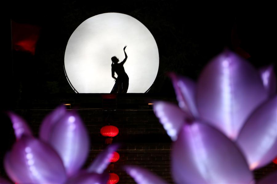 China enjoys festival views of moon