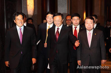 China, Japan, ROK FMs meet in Shanghai