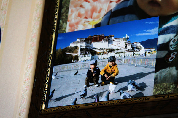 Happy old resident in downtown Lhasa