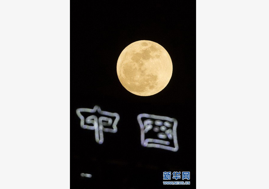 Bright moon shines at Lantern Festival's night