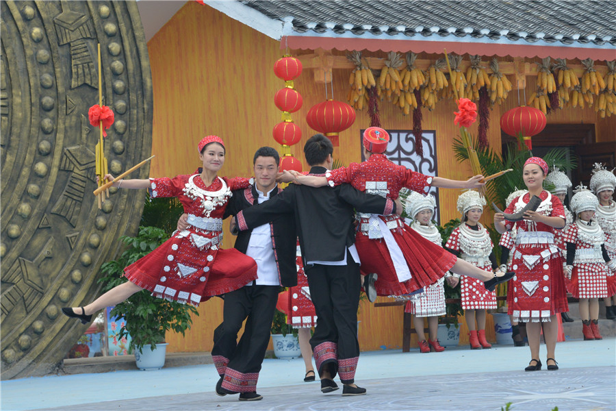 Dance and ethnic dresses mark Lusheng festival in SW China