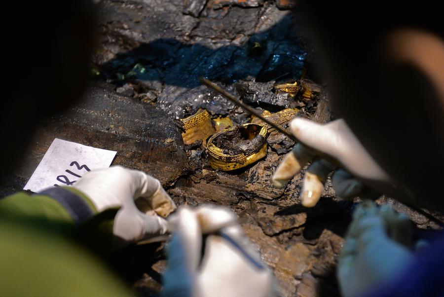 External coffin lid of 2,000-year-old Chinese tomb opened