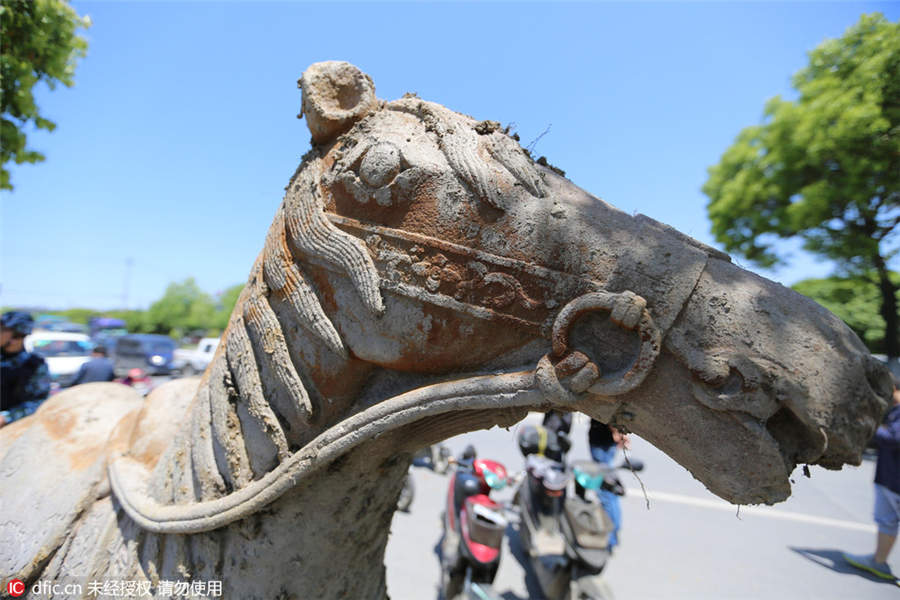 Lifelike stone statues found in Zhejiang tomb