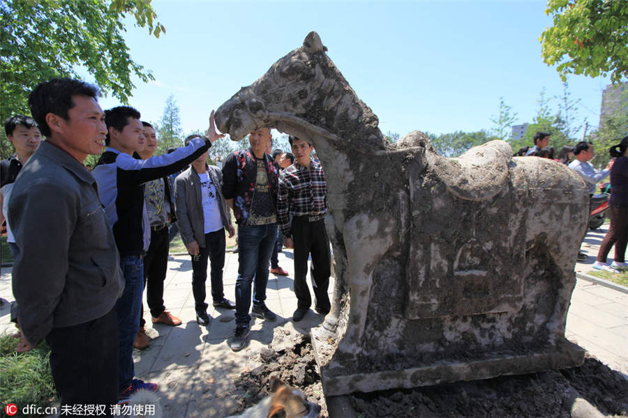 Lifelike stone statues found in Zhejiang tomb