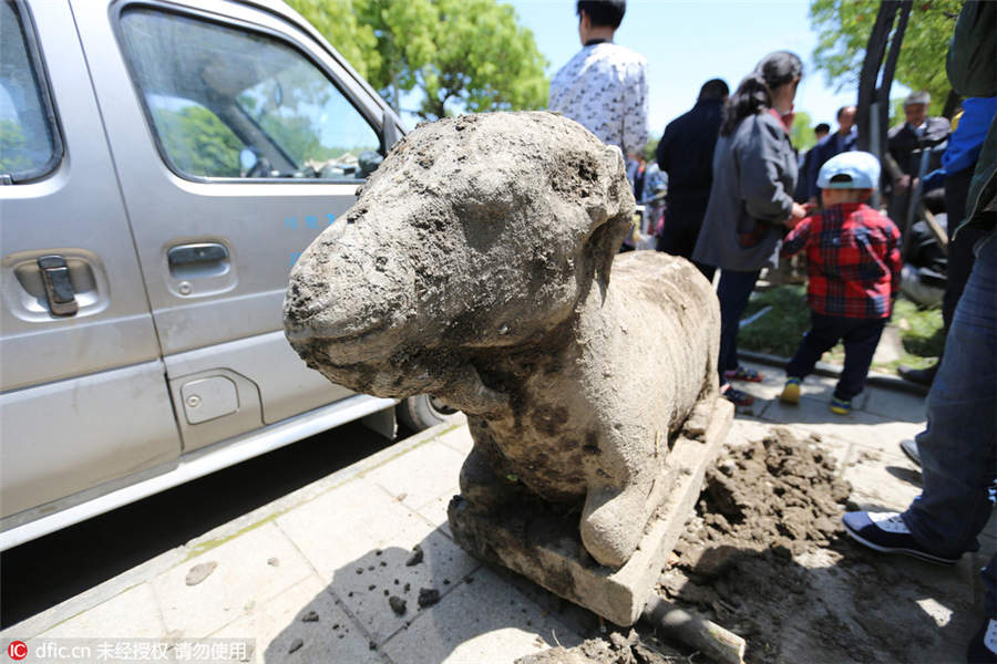 Lifelike stone statues found in Zhejiang tomb