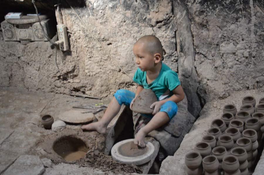 Young people try to revive traditional Kashgar pottery-making