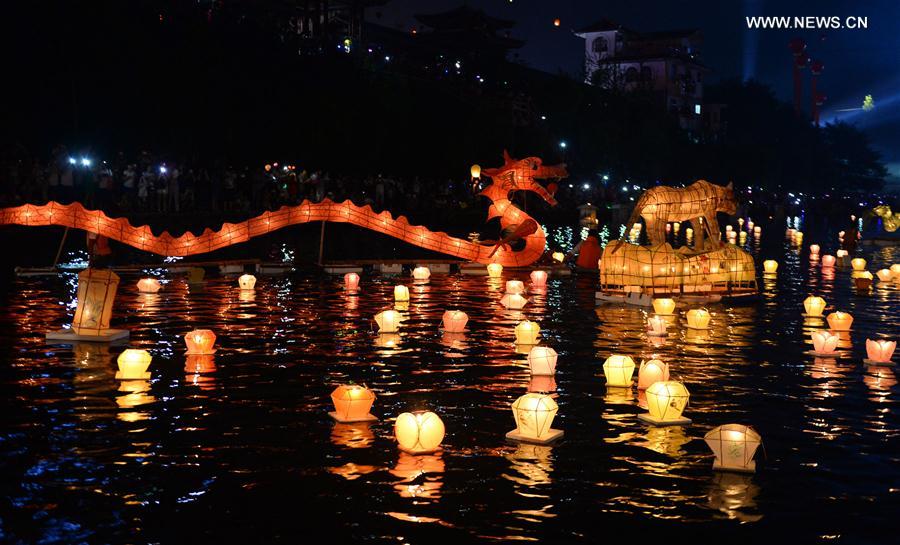 Traditional lantern fair held in S China's county