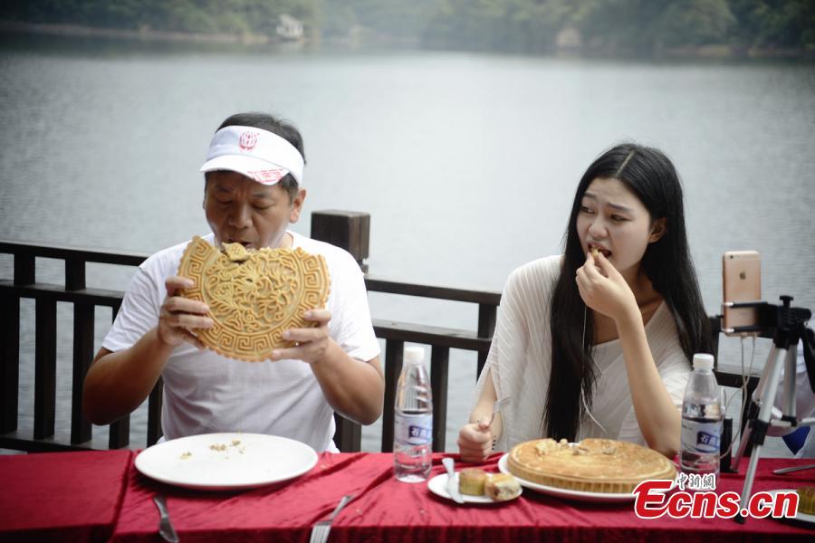 Man finishes 2kg mooncake in 28 minutes