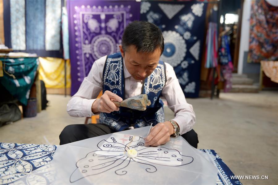 Tie-dyeing process: traditional folk technique of Bai ethnic group