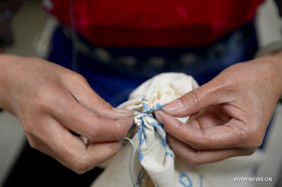 Tie-dyeing process: traditional folk technique of Bai ethnic group