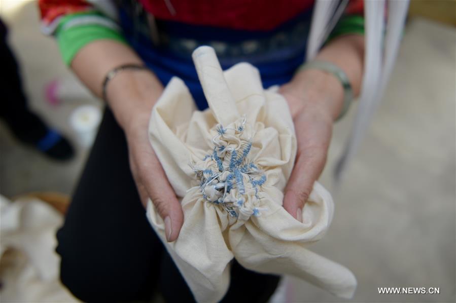 Tie-dyeing process: traditional folk technique of Bai ethnic group