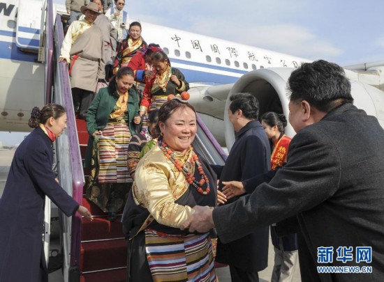 组图：出席十八大的西藏代表团抵京