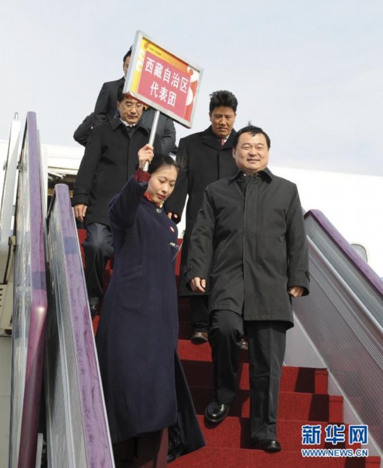 组图：出席十八大的西藏代表团抵京