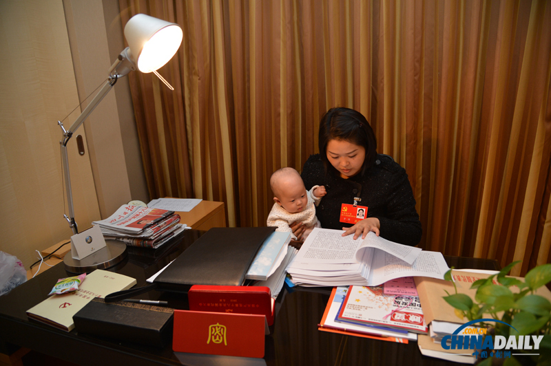 四川省女代表罗玮携婴儿参加十八大