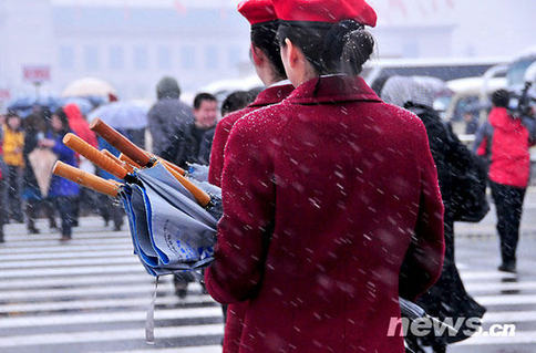 两会特写：雪中情 伞下情