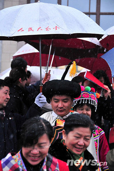 两会特写：雪中情 伞下情