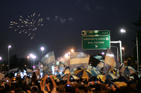 阿根廷队兵败回家 球迷张开怀抱欢迎