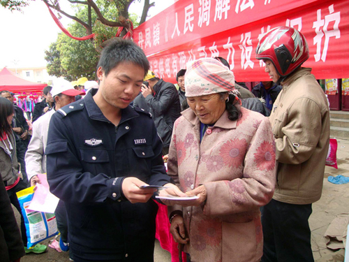 云南师宗铁警进村进校开展普法宣传