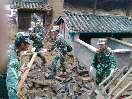 武警云南总队130名官兵紧急驰援一线救灾
