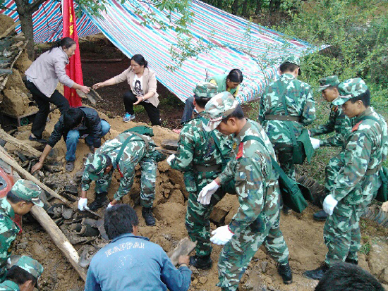 武警云南总队130名官兵紧急驰援一线救灾