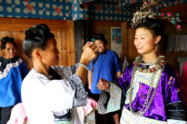 侗族少女着盛装——婉慧和她的姐妹们