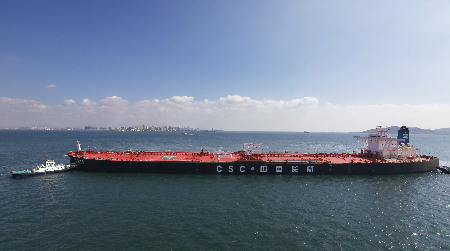 青岛港核心竞争力再上新水平迎来30万吨级超大型油轮