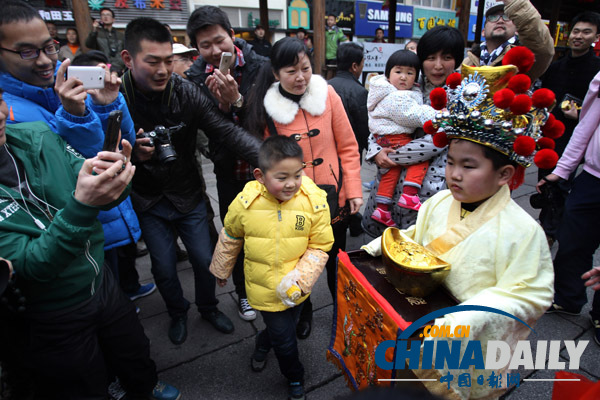 立春日“天官”降临福州赐福 遭游客围观