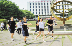 大运火炬传递模拟演练在深大举行