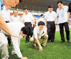 王荣率队检查大运会场馆建设